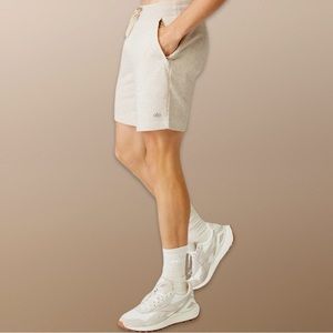 ALO YOGA: Chill Short - L - OATMEAL HEATHER